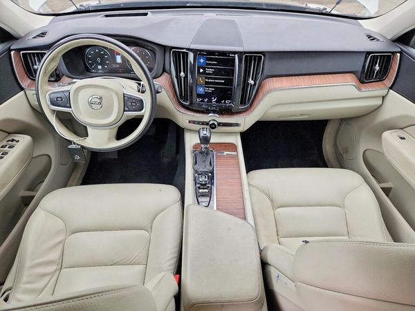 2021 VOLVO XC60 Momentum