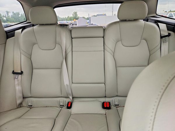 2021 VOLVO XC60 Momentum