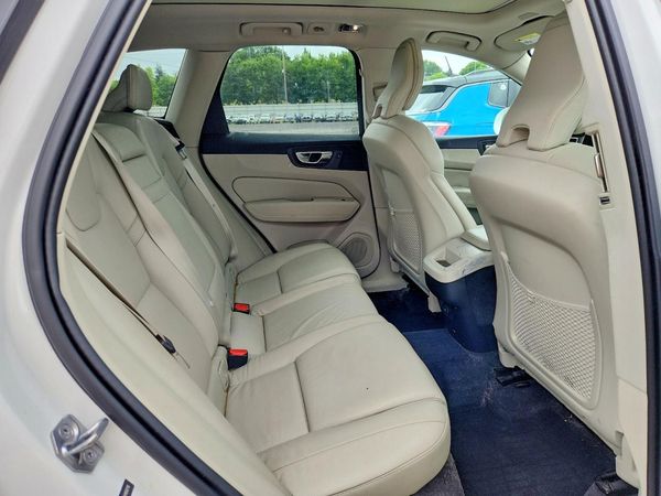 2021 VOLVO XC60 Momentum
