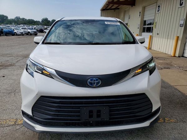 2021 TOYOTA SIENNA LE