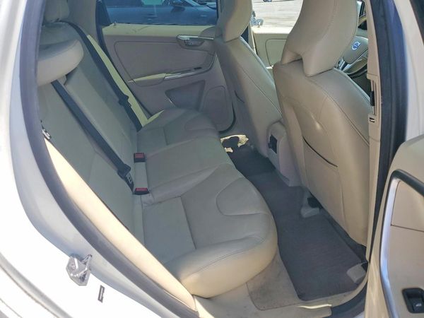 2015 VOLVO XC60 Premier (non R design)