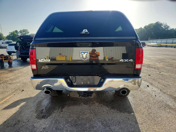 2017 RAM 1500 SLT QUAD CAB 4X4