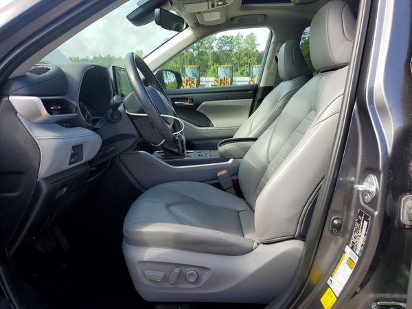 2022 TOYOTA HIGHLANDER XLE