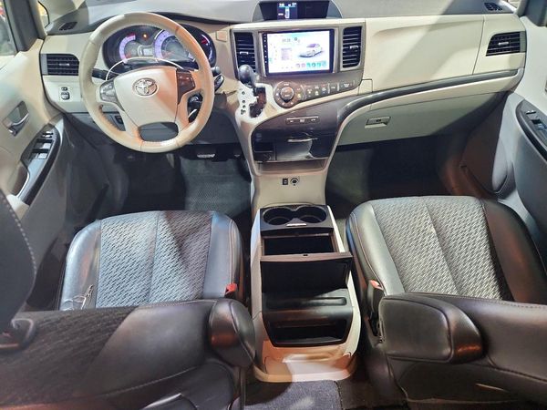2014 TOYOTA SIENNA