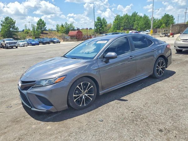 2020 TOYOTA CAMRY SE Hybrid — Front 3/4