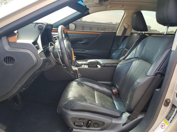 2019 LEXUS ES