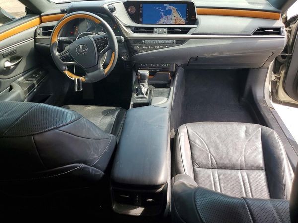 2019 LEXUS ES