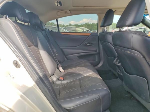 2019 LEXUS ES