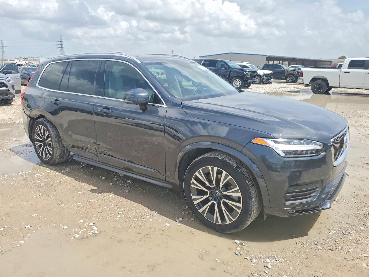 2021 VOLVO XC90 Momentum