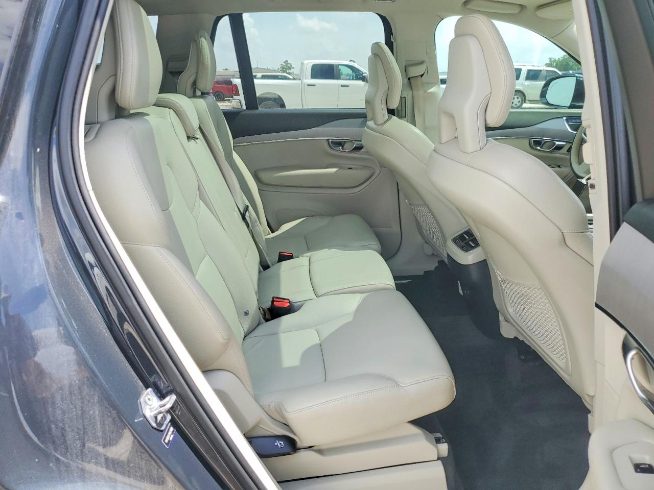 2021 VOLVO XC90 Momentum