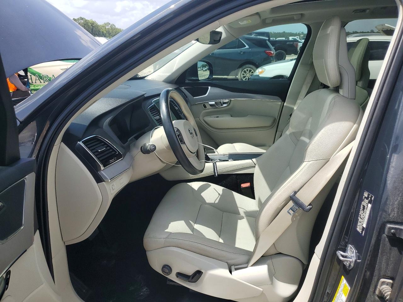 2021 VOLVO XC90 Momentum