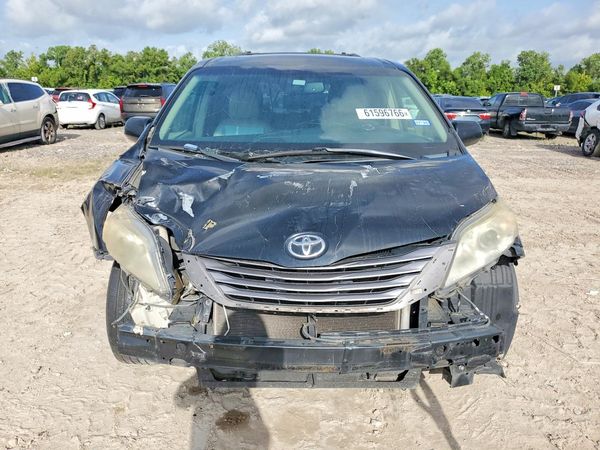 2015 TOYOTA SIENNA