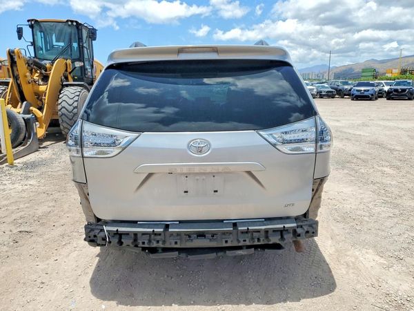 2012 TOYOTA SIENNA