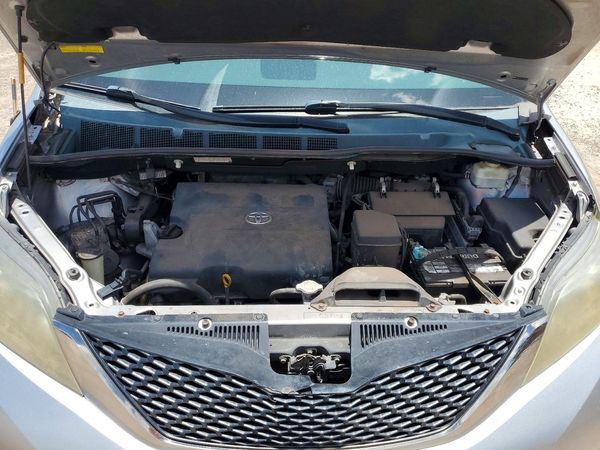 2012 TOYOTA SIENNA