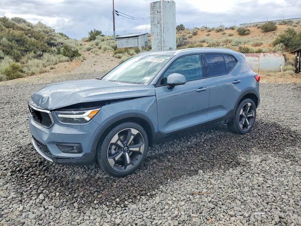 2021 VOLVO XC40 Momentum