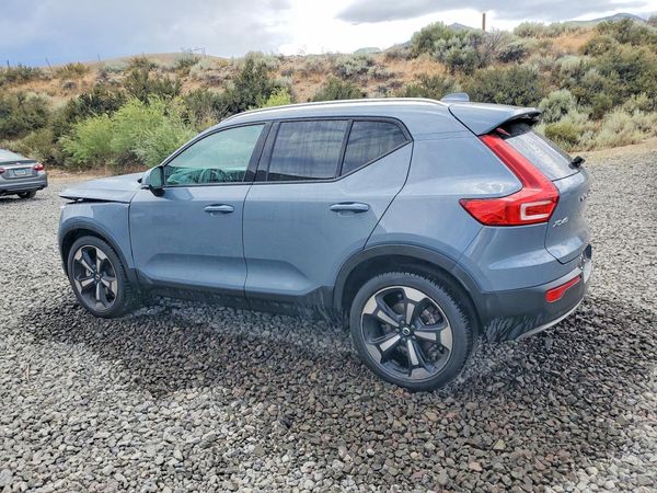 2021 VOLVO XC40 Momentum