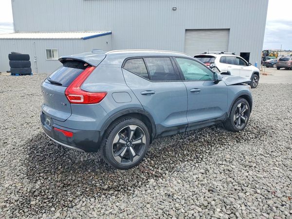 2021 VOLVO XC40 Momentum