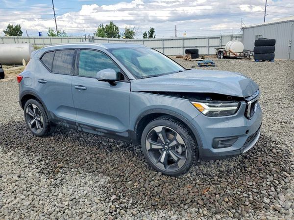 2021 VOLVO XC40 Momentum