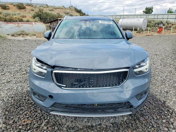 2021 VOLVO XC40 Momentum