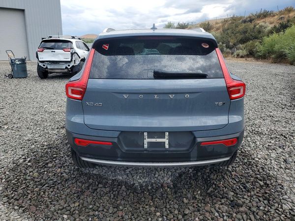 2021 VOLVO XC40 Momentum