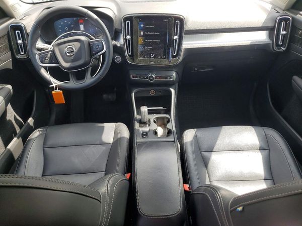 2021 VOLVO XC40 Momentum