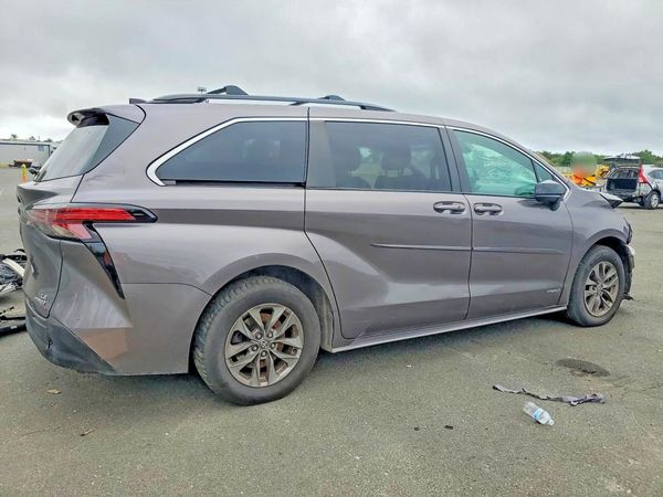2021 TOYOTA SIENNA LE