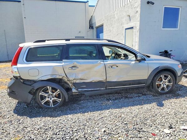 2015 VOLVO XC70 Platinum (non R design)