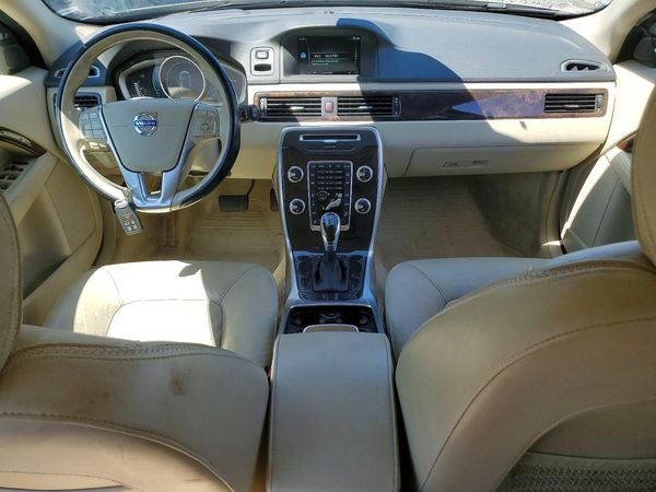 2015 VOLVO XC70 Platinum (non R design)