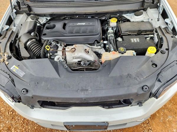 2019 JEEP CHEROKEE Overland — Engine bay