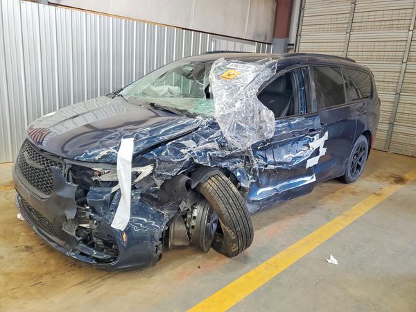 2024 CHRYSLER PACIFICA Select — Front 3/4