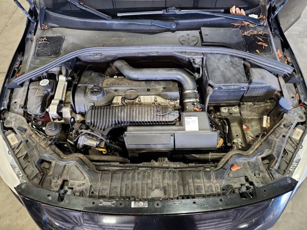 2014 VOLVO S60 — Engine bay