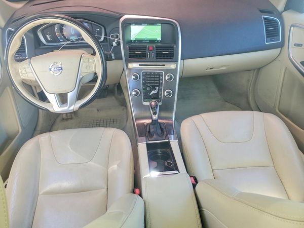 2015 VOLVO XC60 Premier (non R design)