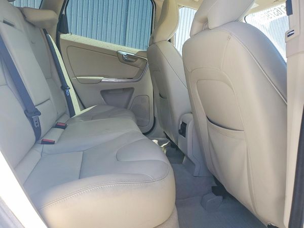 2015 VOLVO XC60 Premier (non R design)