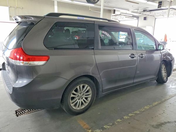 2014 TOYOTA SIENNA