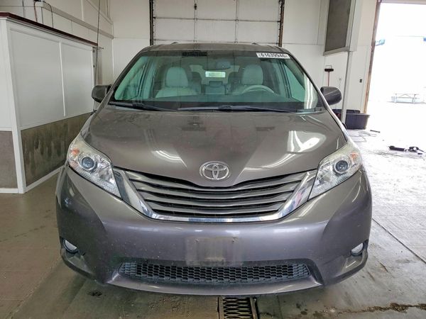 2014 TOYOTA SIENNA