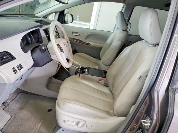 2014 TOYOTA SIENNA