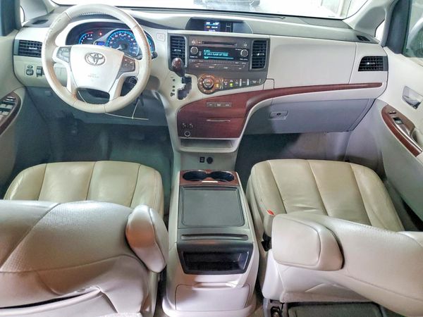 2014 TOYOTA SIENNA