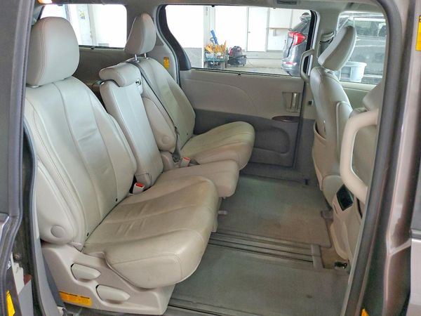 2014 TOYOTA SIENNA