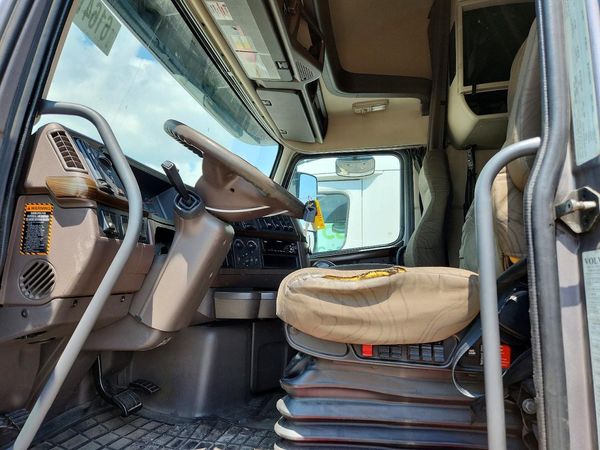 2015 VOLVO VNL