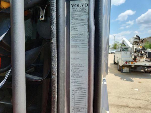 2015 VOLVO VNL