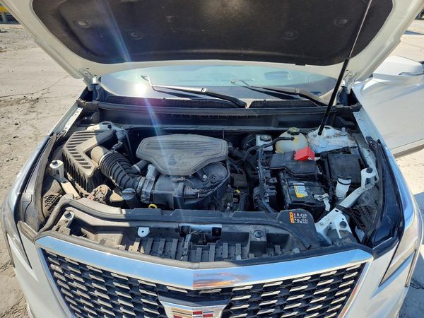 2023 CADILLAC XT5 — Engine bay