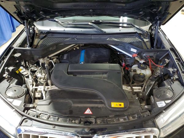 2016 BMW X5 xDrive40e — Engine bay