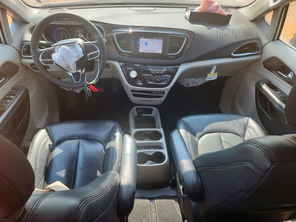 2024 CHRYSLER VOYAGER