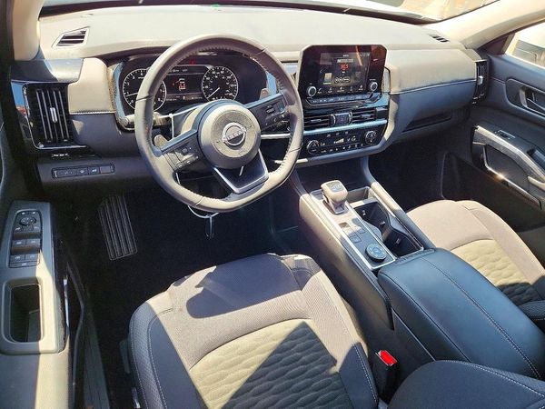 2025 NISSAN PATHFINDER SV