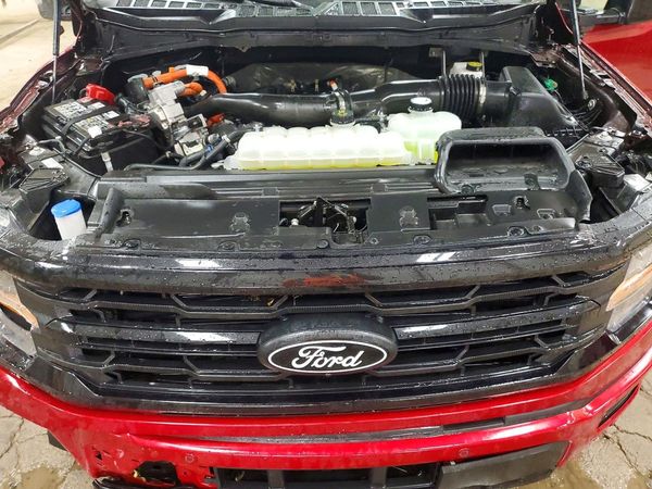 2025 FORD F150 XLT — Engine bay