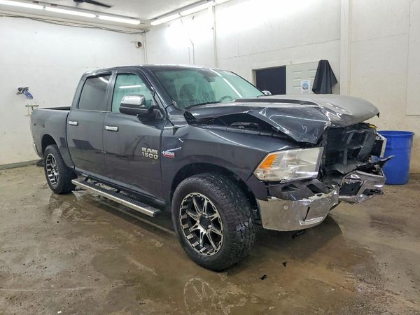 2016 RAM 1500 SLT