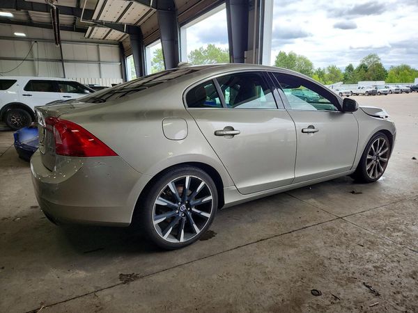 2015 VOLVO S60 Platinum (non R design)