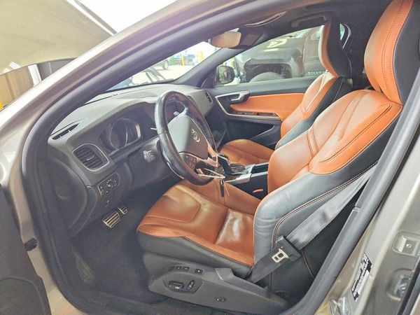 2015 VOLVO S60 Platinum (non R design)