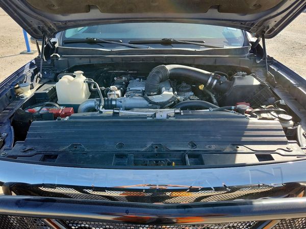 2018 NISSAN TITAN — Engine bay