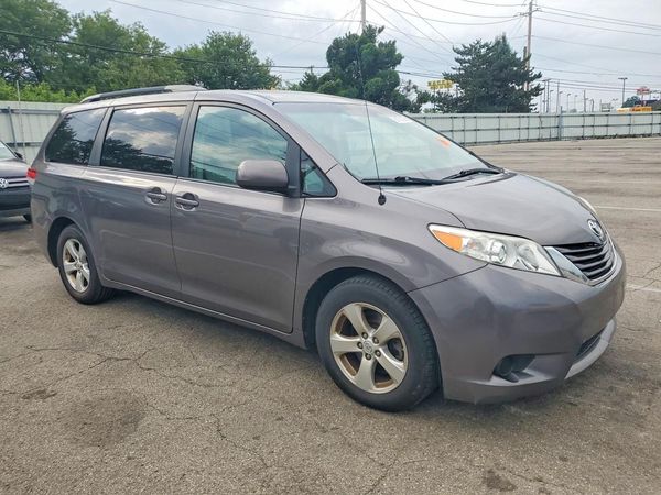 2014 TOYOTA SIENNA